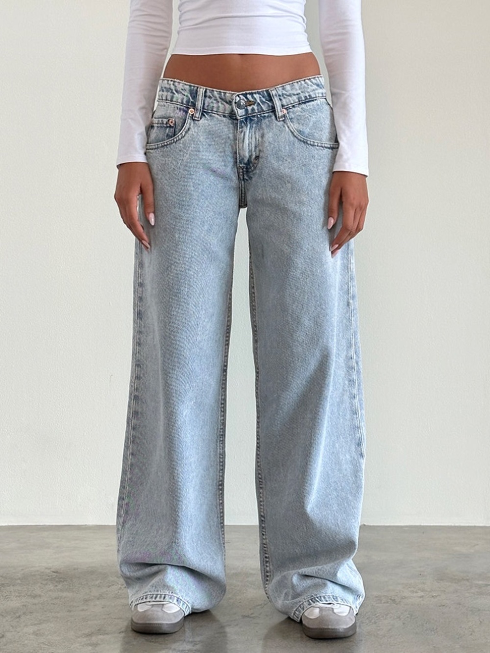Motel Rocks Low Rise Roomy Jeans in 80's Light Wash Blue Size W26 L34W26 L34